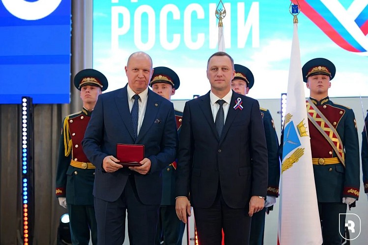 Губернатор Роман Бусаргин вручил государственные награды врачам СГМУ
