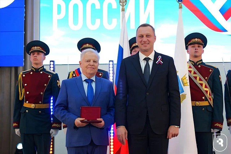 Губернатор Роман Бусаргин вручил государственные награды врачам СГМУ