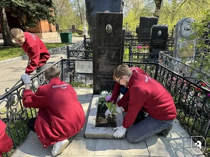 Обучающиеся и сотрудники СГМУ привели в порядок могилы основателей саратовской медицинской школы